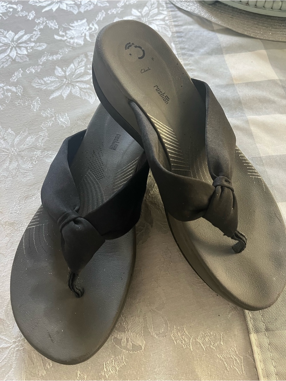 Clarks Black Knotted Fabric Thong Sandals